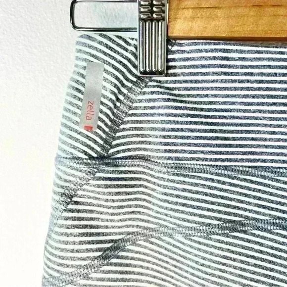 Zella Women’s Cropped Striped Workout Capri Great condition! Size Medium - Picture 6 of 9